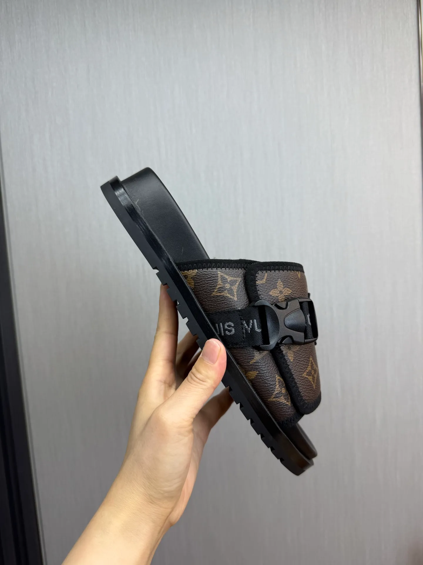 Men's shoes 💰320💰 Lv. hot selling men's slippers 🔥 🩴Official website one to one production 38-45 sizes 45 46 🉑️Customized!
